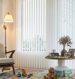 Kardinad elutoas ja lastetoas.